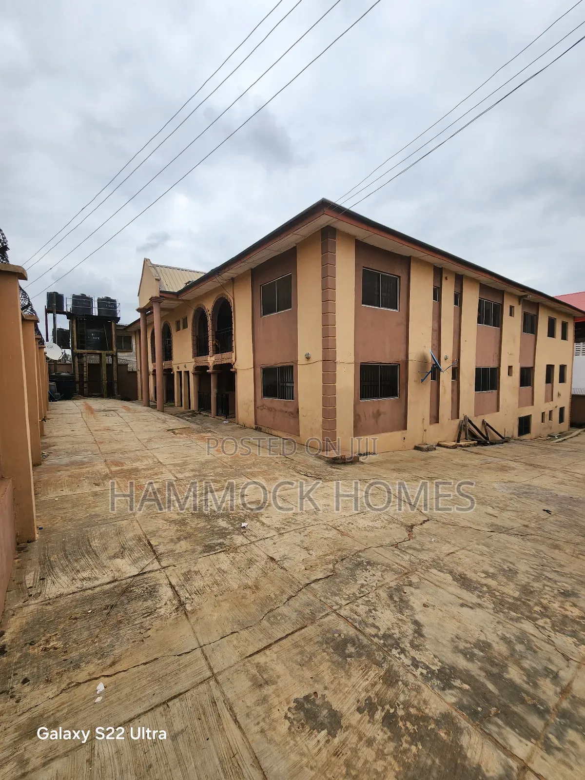 20bdrm Block of Flats in Agodi Gate for sale