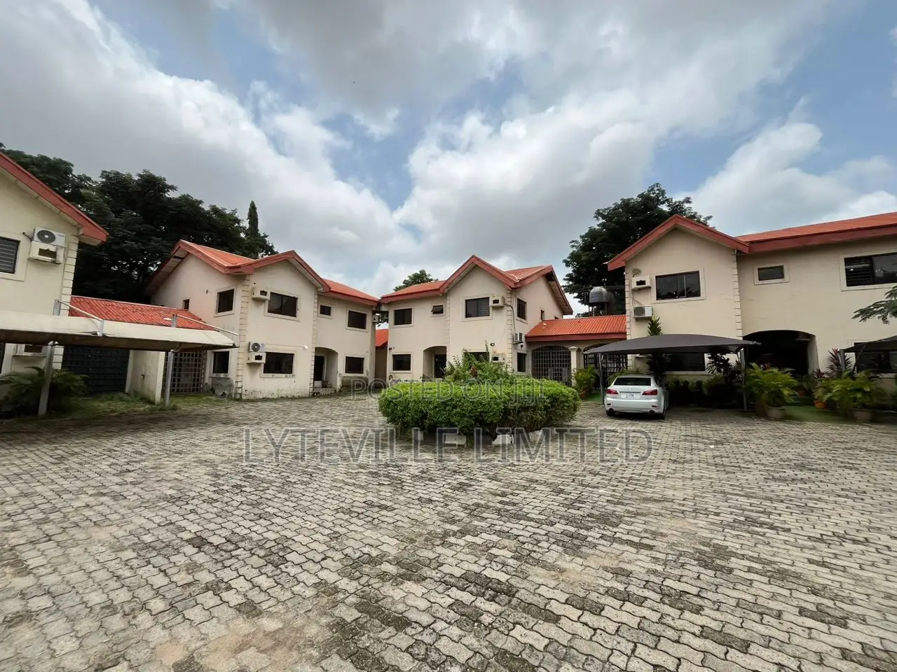 4bdrm Duplex in Utako for sale
