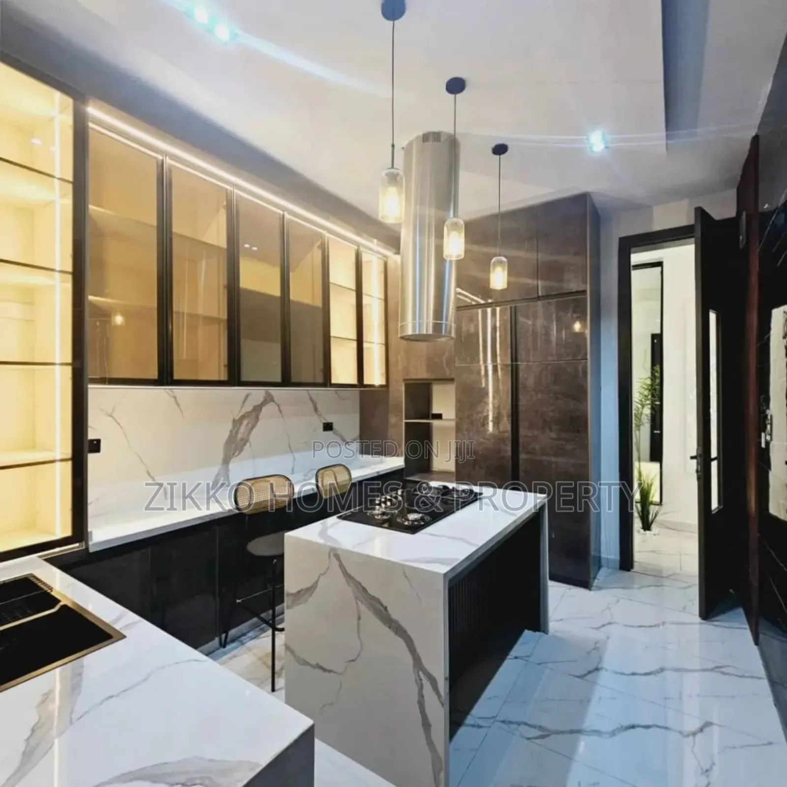 5bdrm Duplex in Chevron Drive for sale