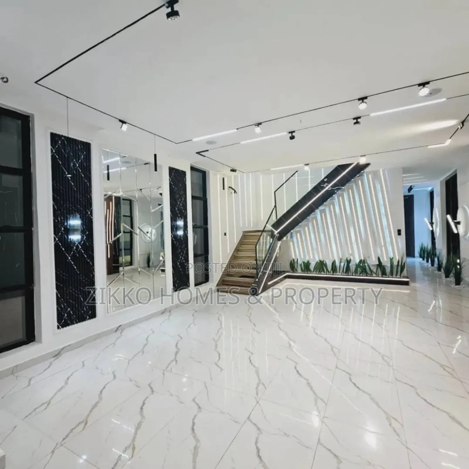 5bdrm Duplex in Chevron Drive for sale