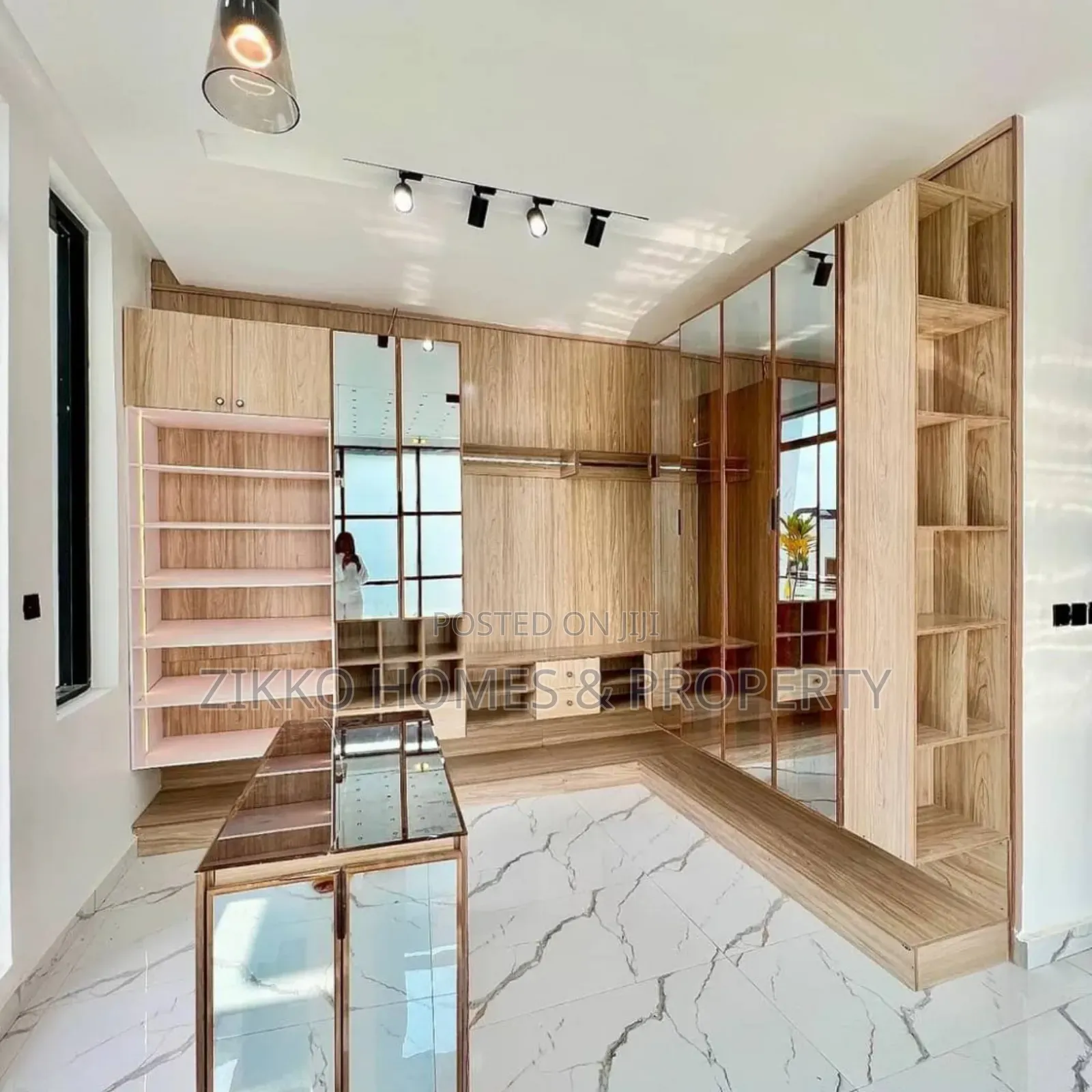 5bdrm Duplex in Chevron Drive for sale