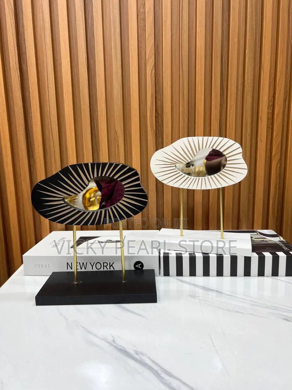Wiggle Mirror Stand
