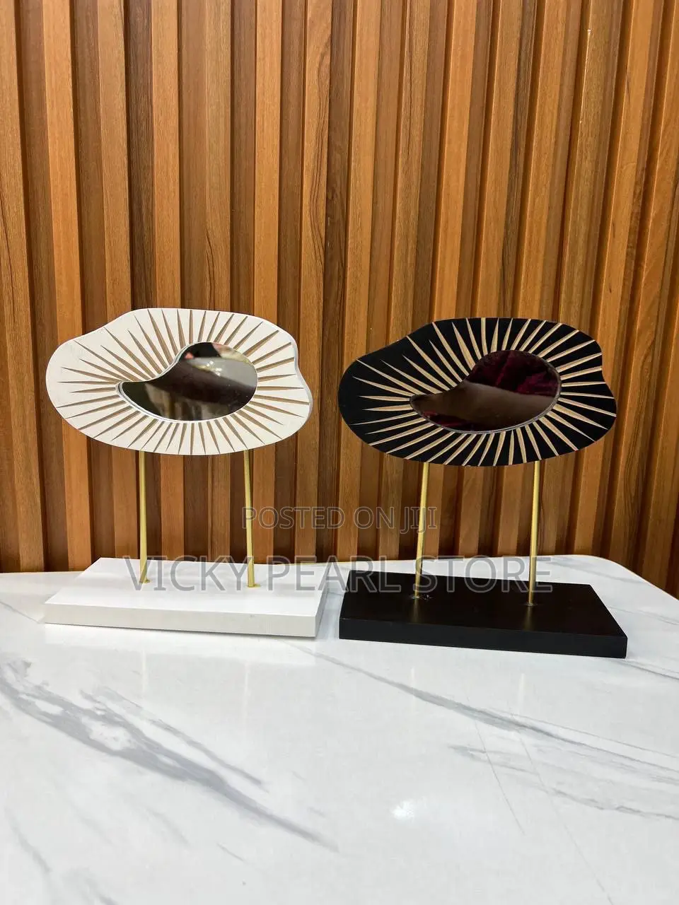Wiggle Mirror Stand