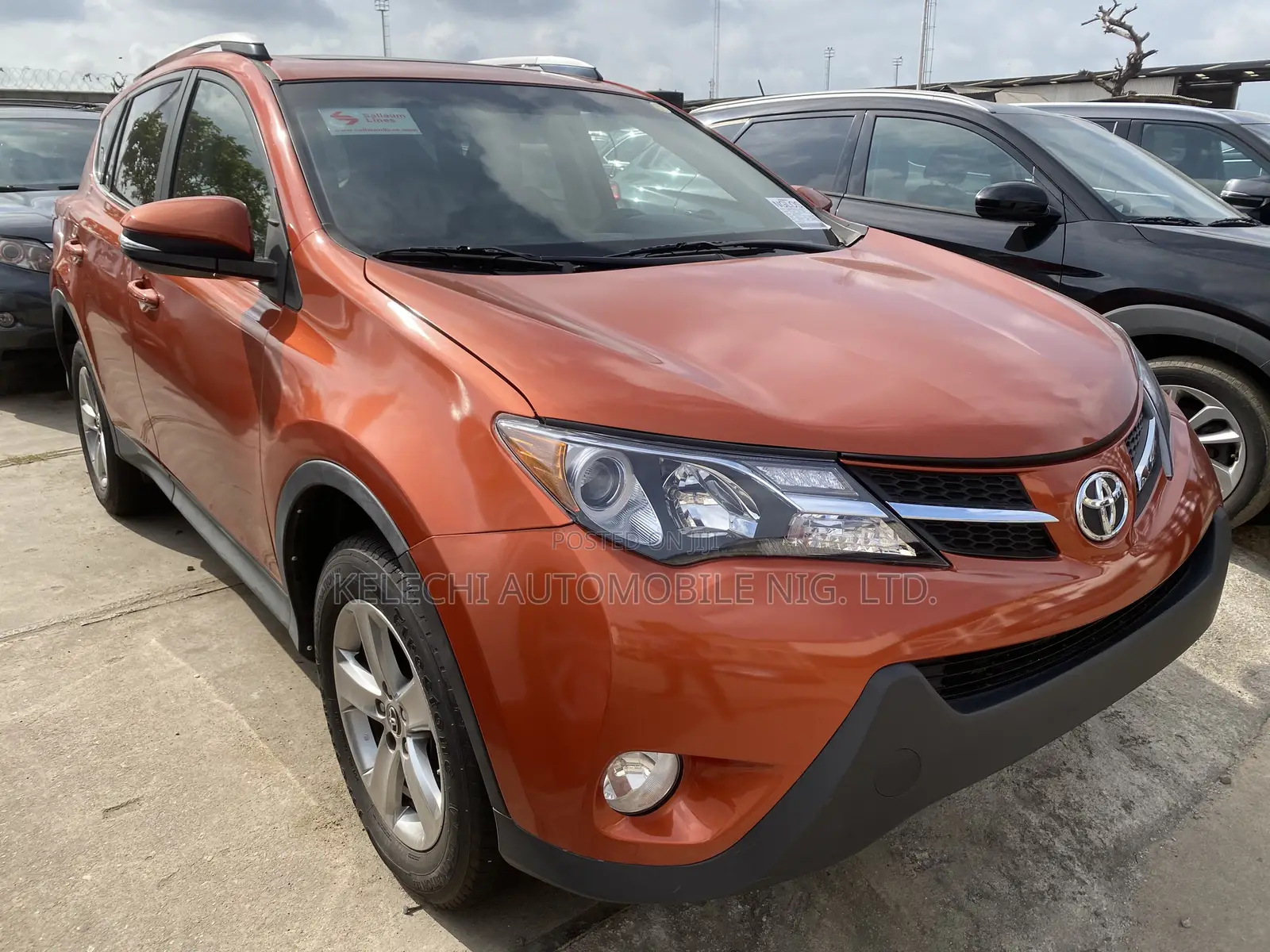 Toyota RAV4 XLE AWD (2.5L 4cyl 6A) 2013 Orange