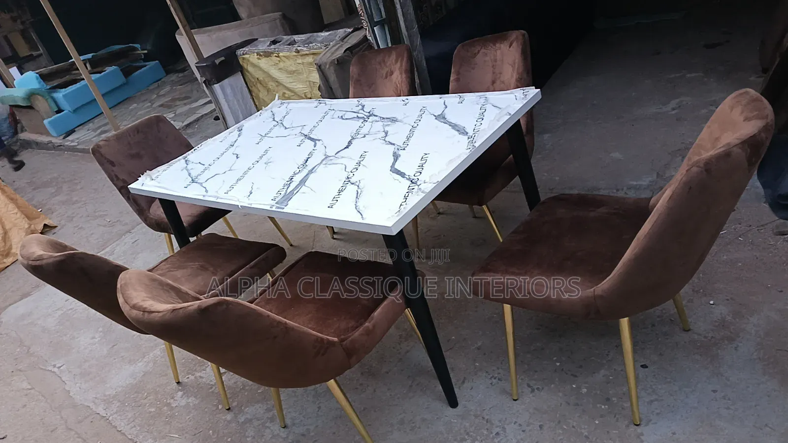 Unique Classique Dinning