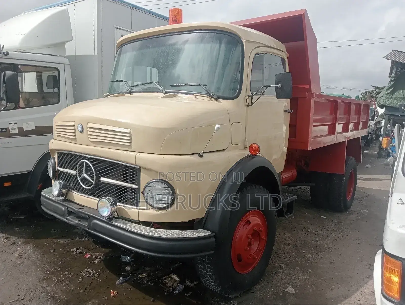 Mercedes 911 Tipper Truck