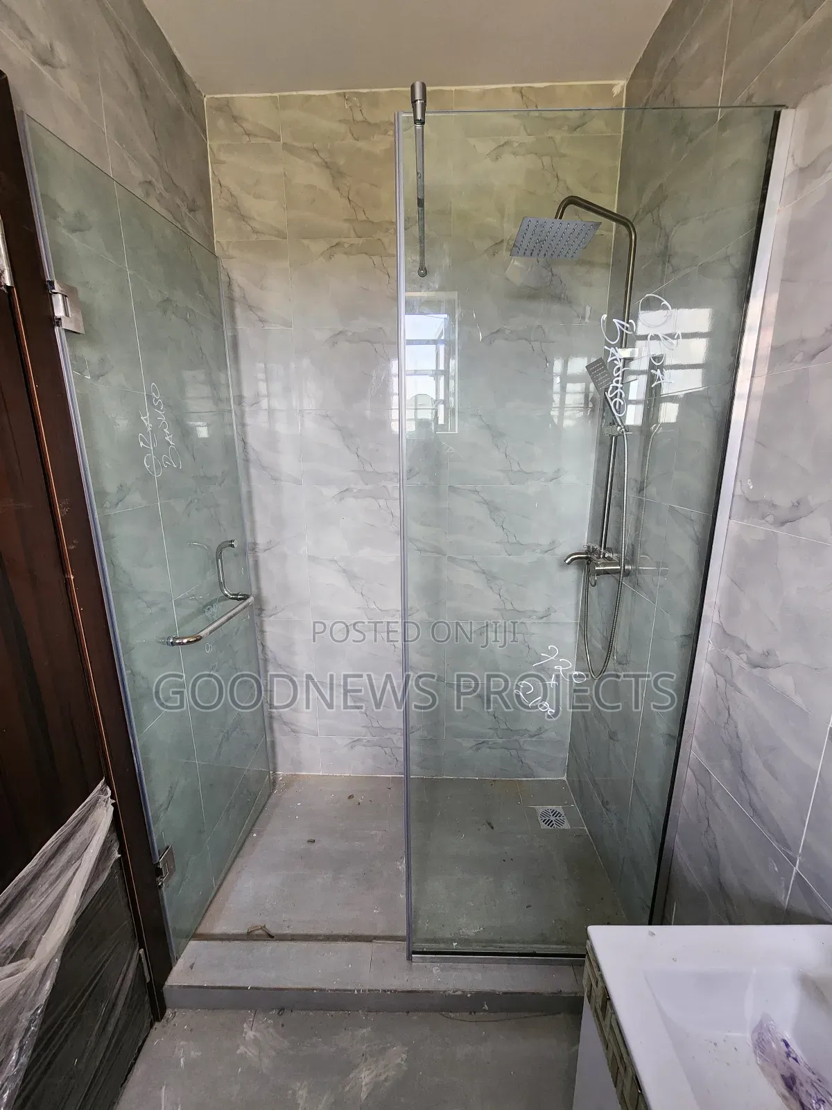 Hinged Bathroom Shower (Plain Glass)