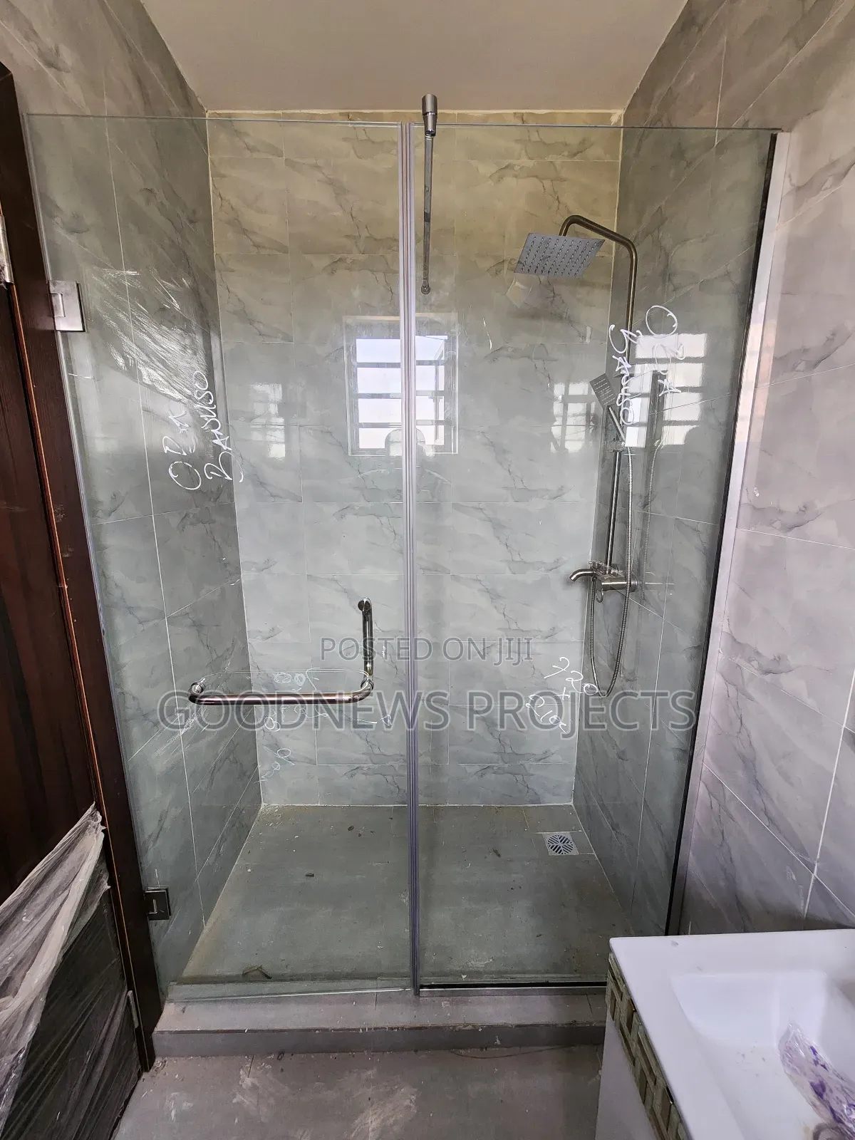 Hinged Bathroom Shower (Plain Glass)