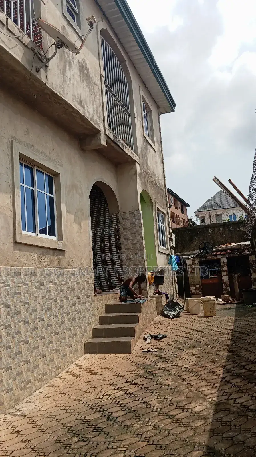 3bdrm Apartment in Amenyi Awka for sale