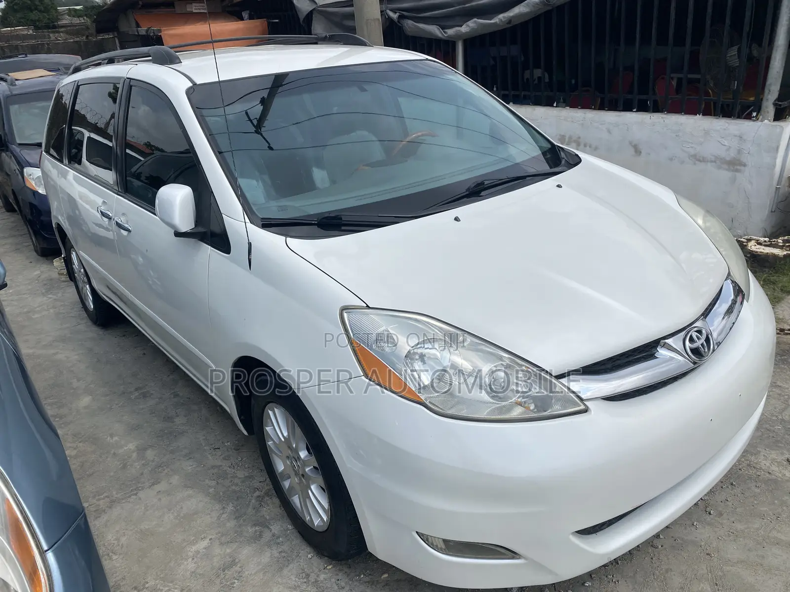 Toyota Sienna XLE FWD 2009 White