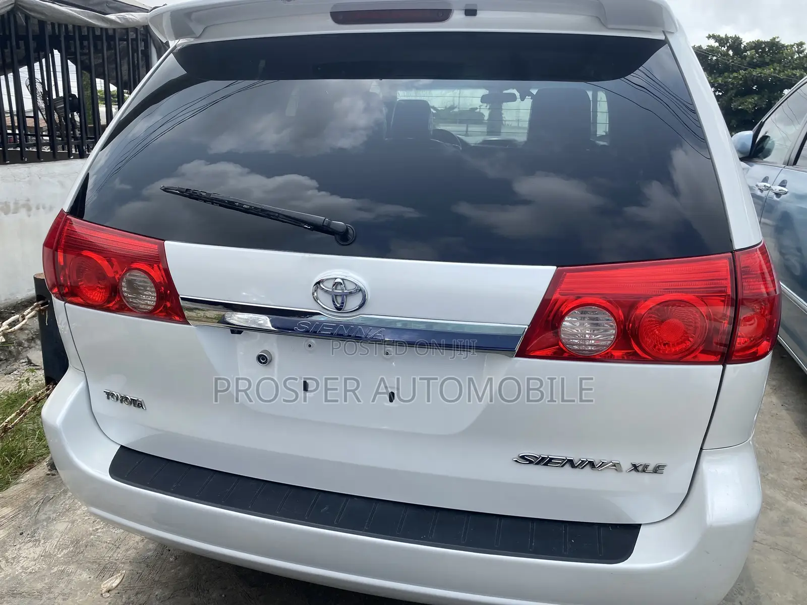 Toyota Sienna XLE FWD 2009 White