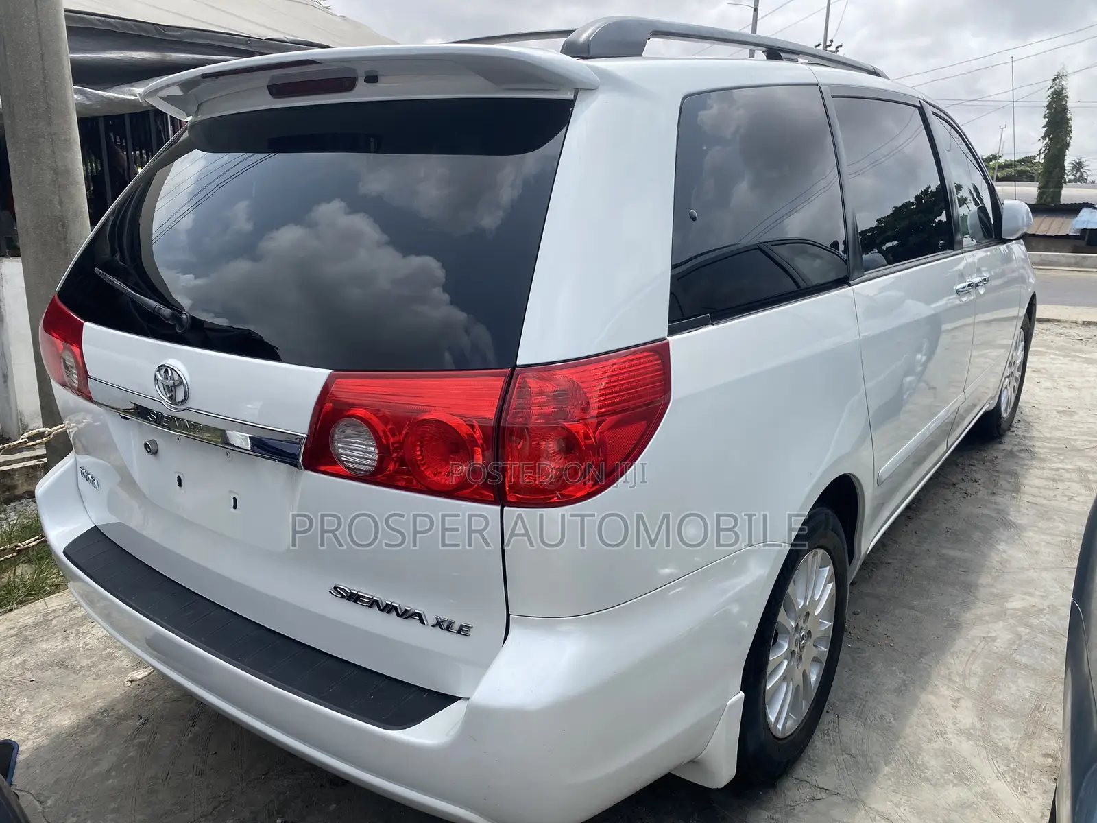Toyota Sienna XLE FWD 2009 White
