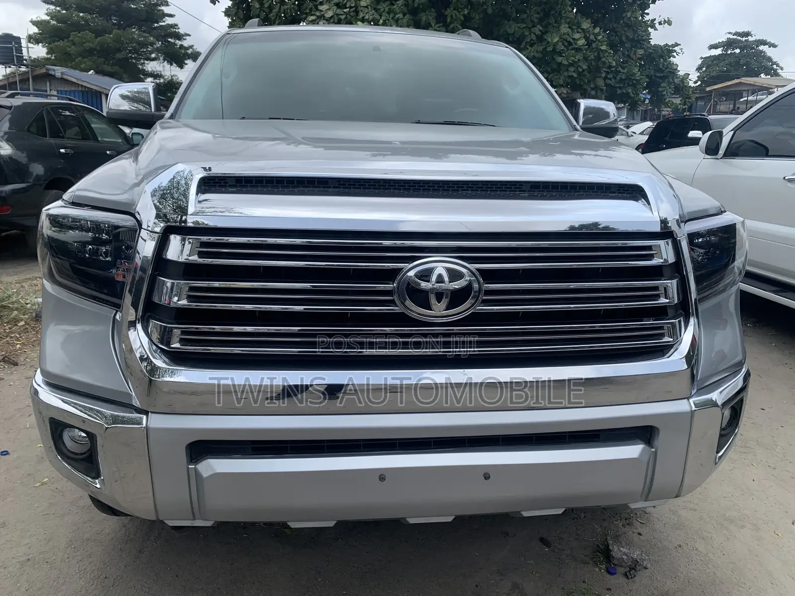 Toyota Sequoia Platinum 4dr SUV 4WD (5.7L 8cyl 6A) 2015 Silver