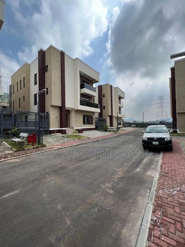 6bdrm Duplex in Brentmews Estates for sale