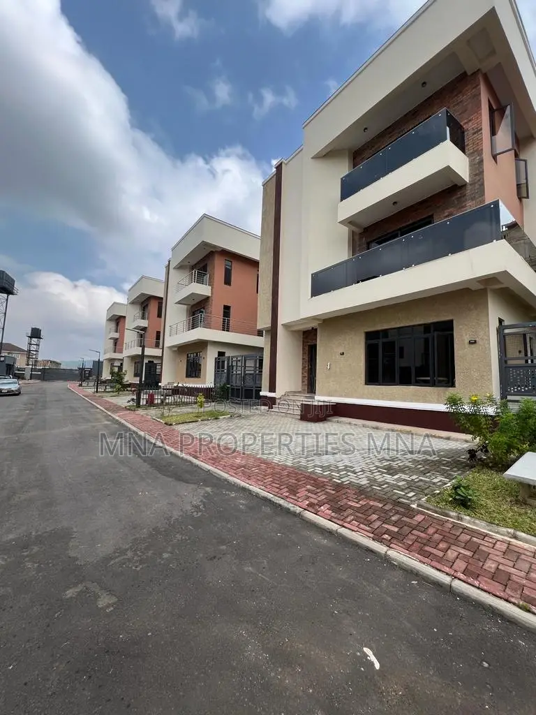 6bdrm Duplex in Brentmews Estates for sale