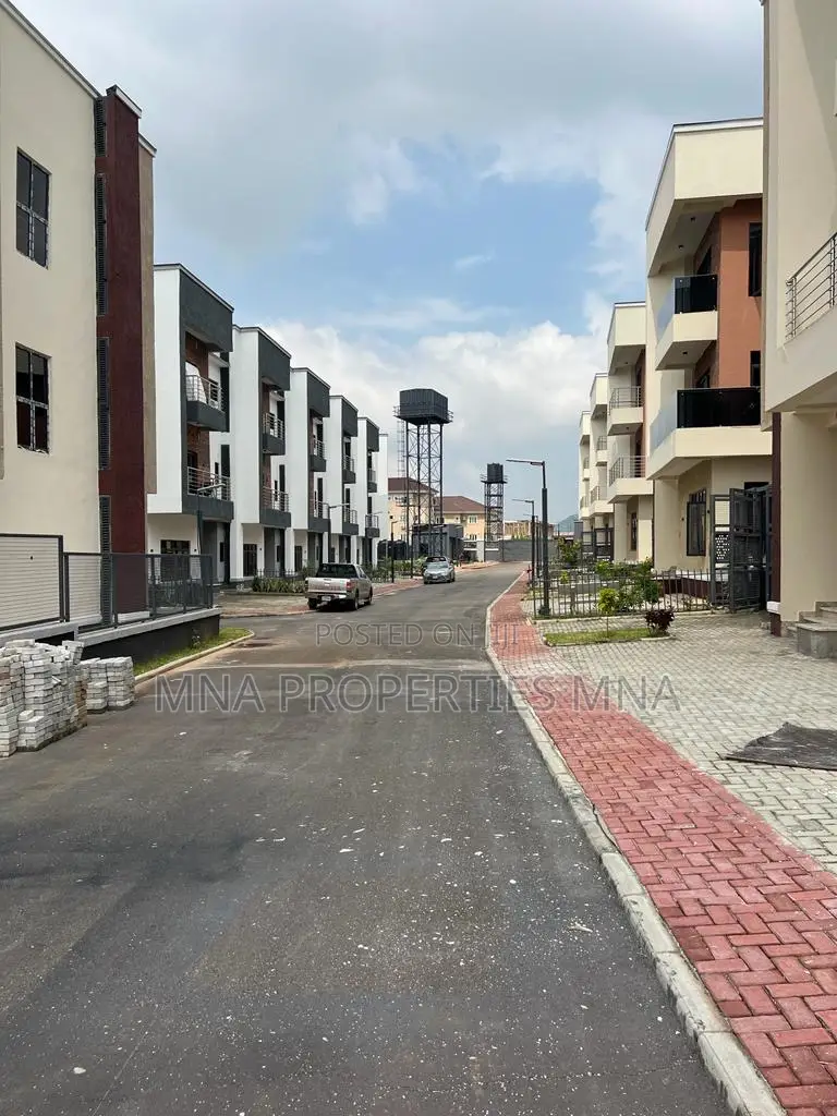 6bdrm Duplex in Brentmews Estates for sale