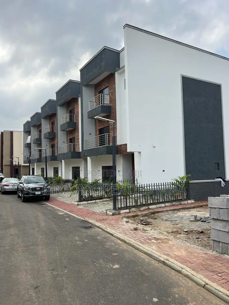 6bdrm Duplex in Brentmews Estates for sale