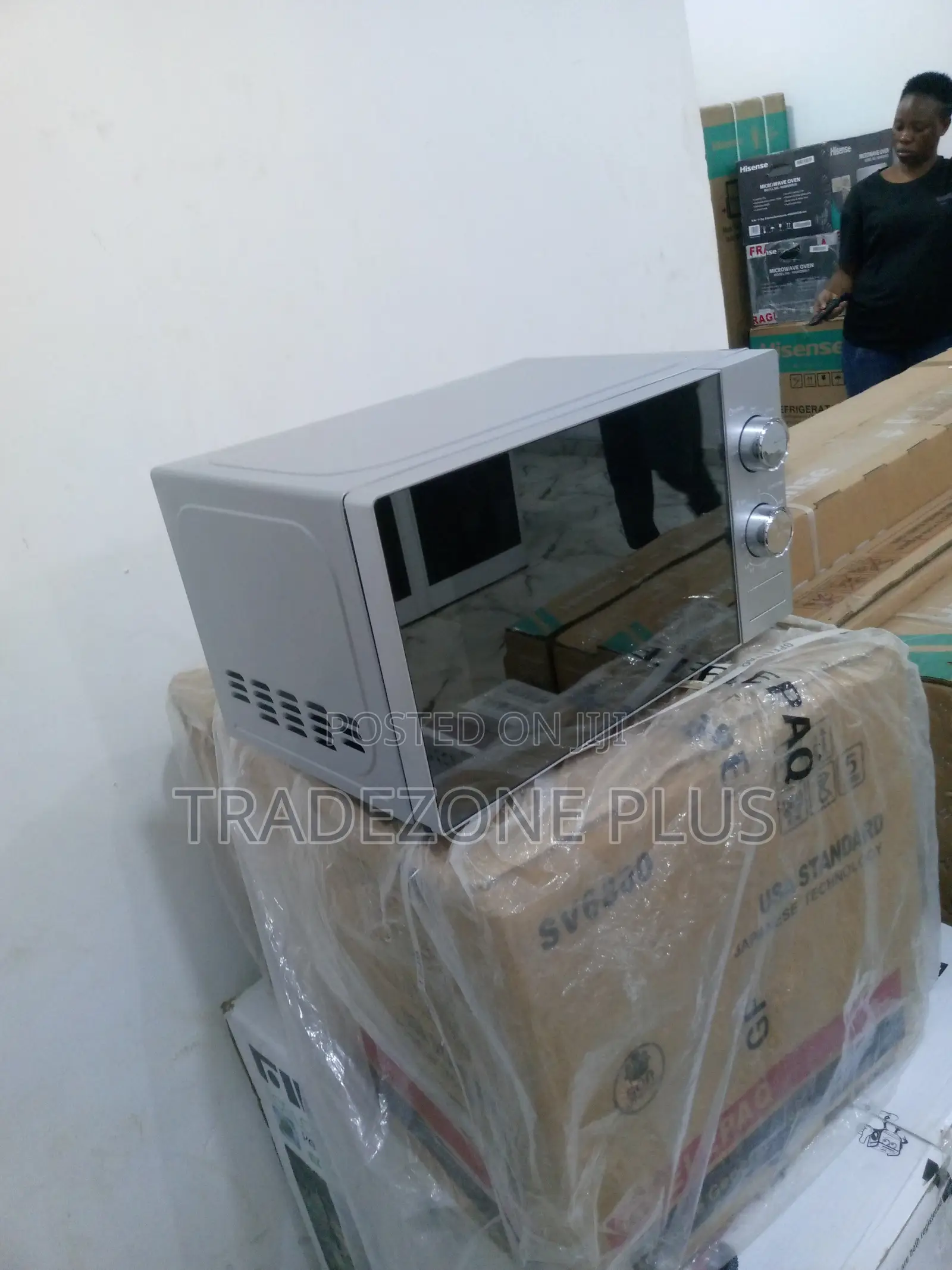 Classic Hisense Silver Color Mirrow Door Microwave Oven