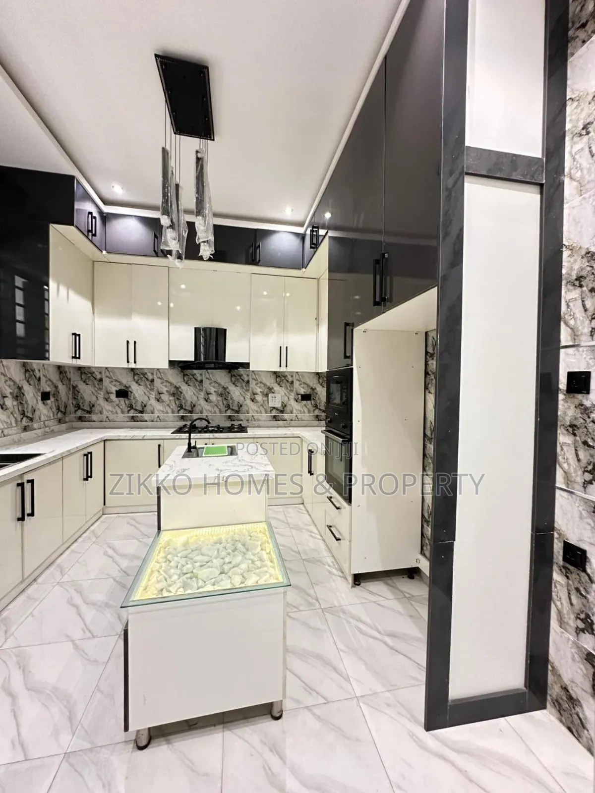 4bdrm Duplex in Orchid Road, Chevron for sale