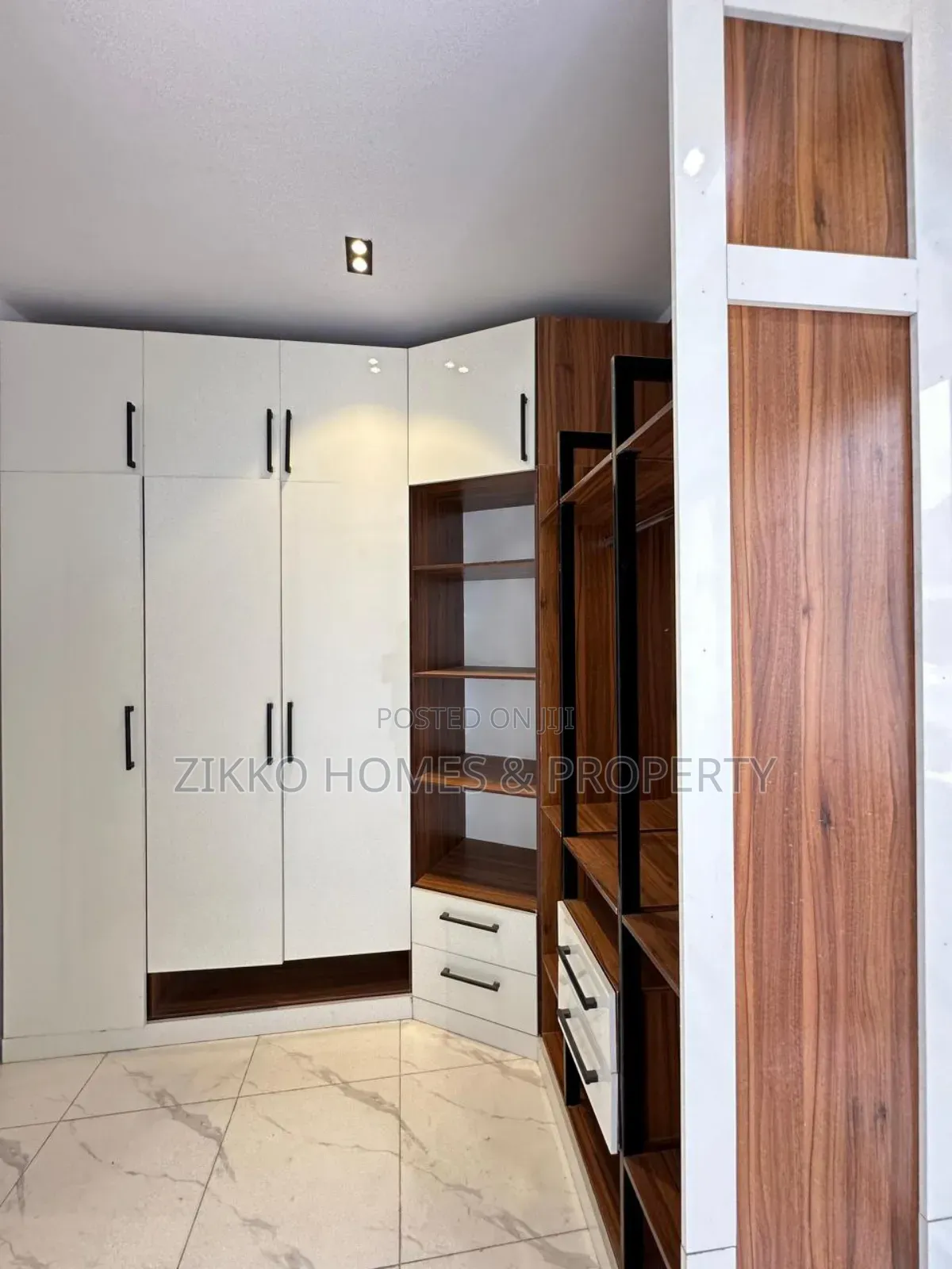 4bdrm Duplex in Orchid Road, Chevron for sale