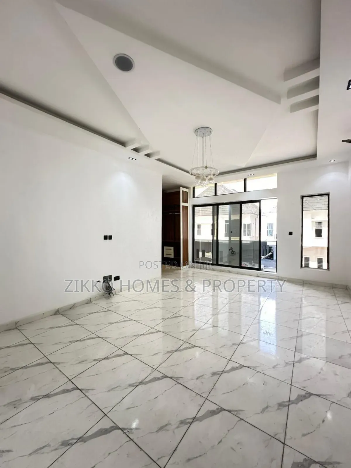 4bdrm Duplex in Orchid Road, Chevron for sale