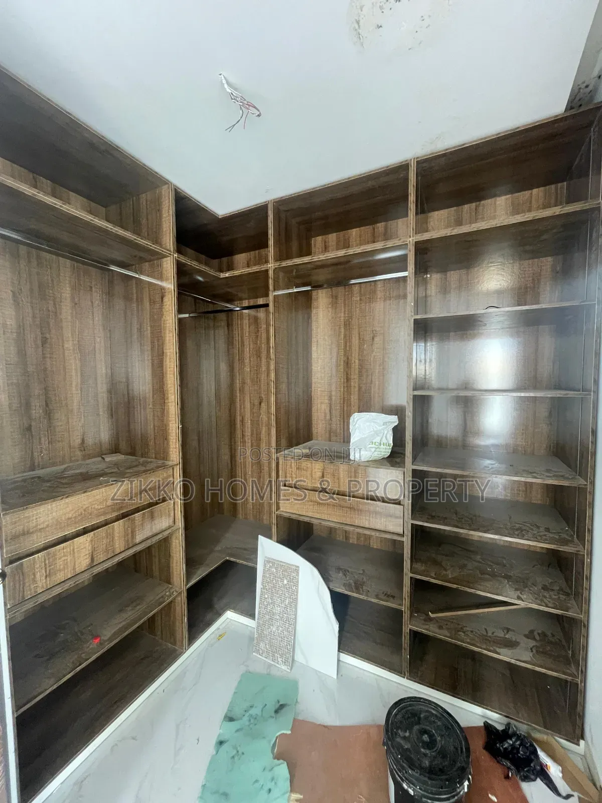 5bdrm Duplex in Ikota for sale