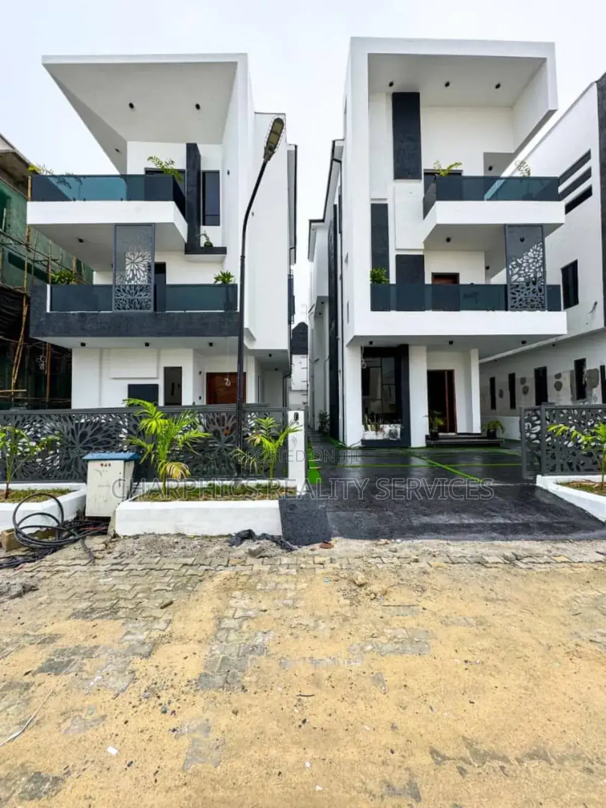 5bdrm Duplex in Chevron for sale