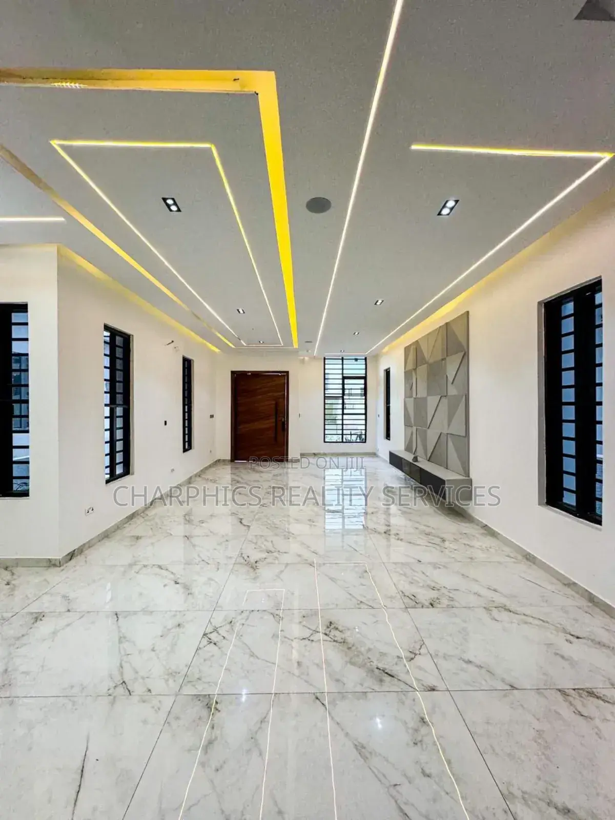5bdrm Duplex in Chevron for sale