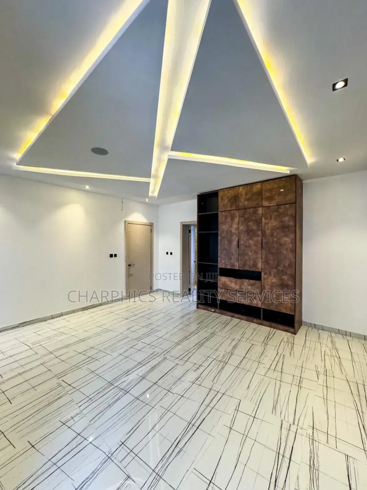 5bdrm Duplex in Chevron for sale
