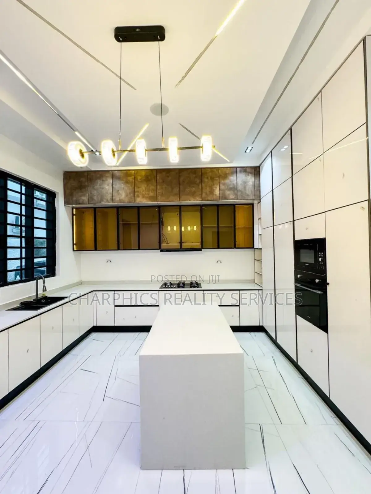 5bdrm Duplex in Chevron for sale