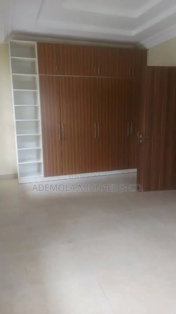 8bdrm Mansion in 8 Bedroom Fully, Maitama for sale