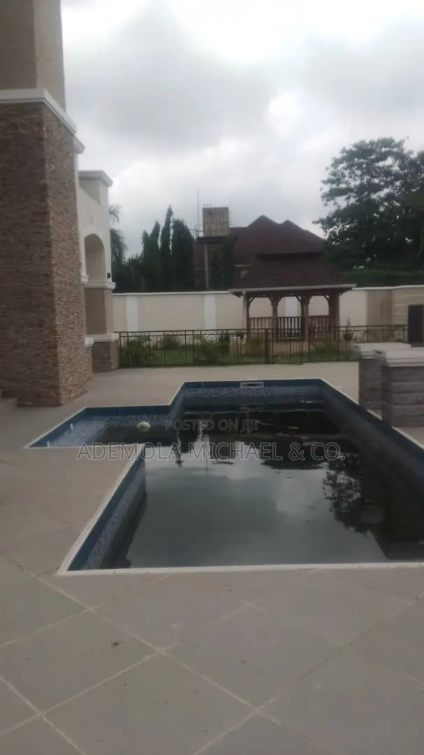 8bdrm Mansion in 8 Bedroom Fully, Maitama for sale