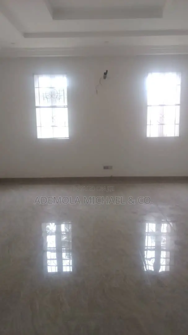 8bdrm Mansion in 8 Bedroom Fully, Maitama for sale