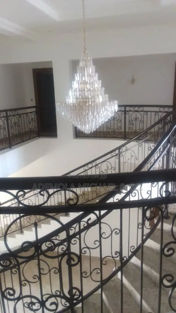 8bdrm Mansion in 8 Bedroom Fully, Maitama for sale