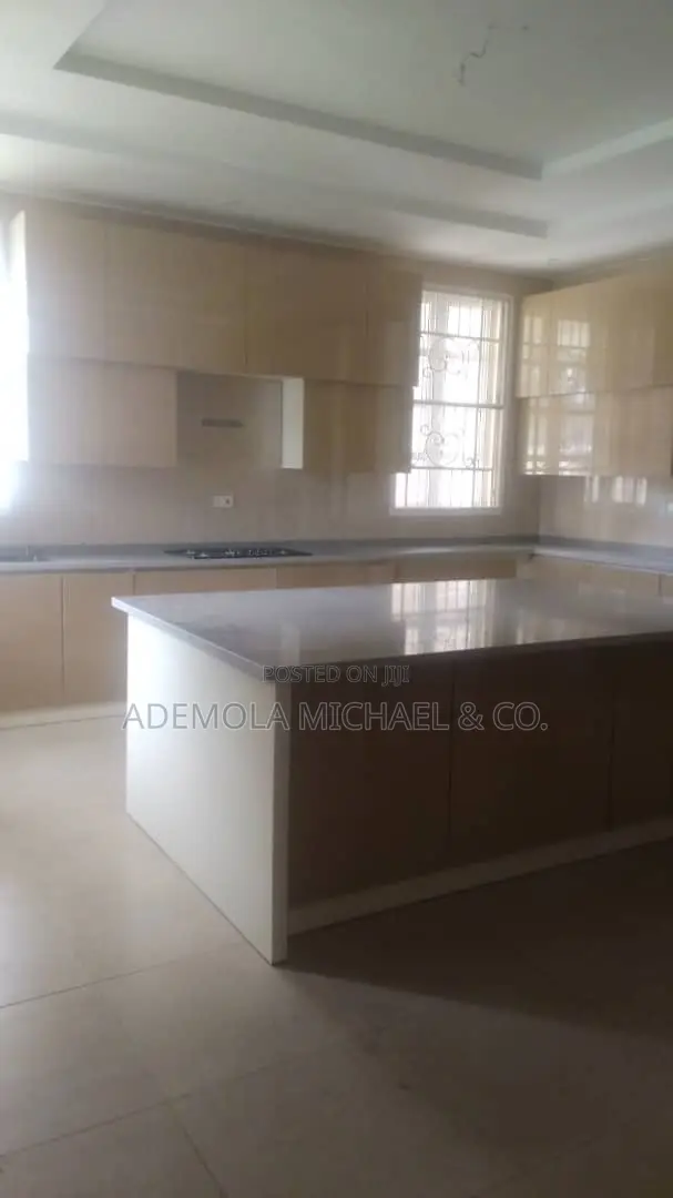 8bdrm Mansion in 8 Bedroom Fully, Maitama for sale