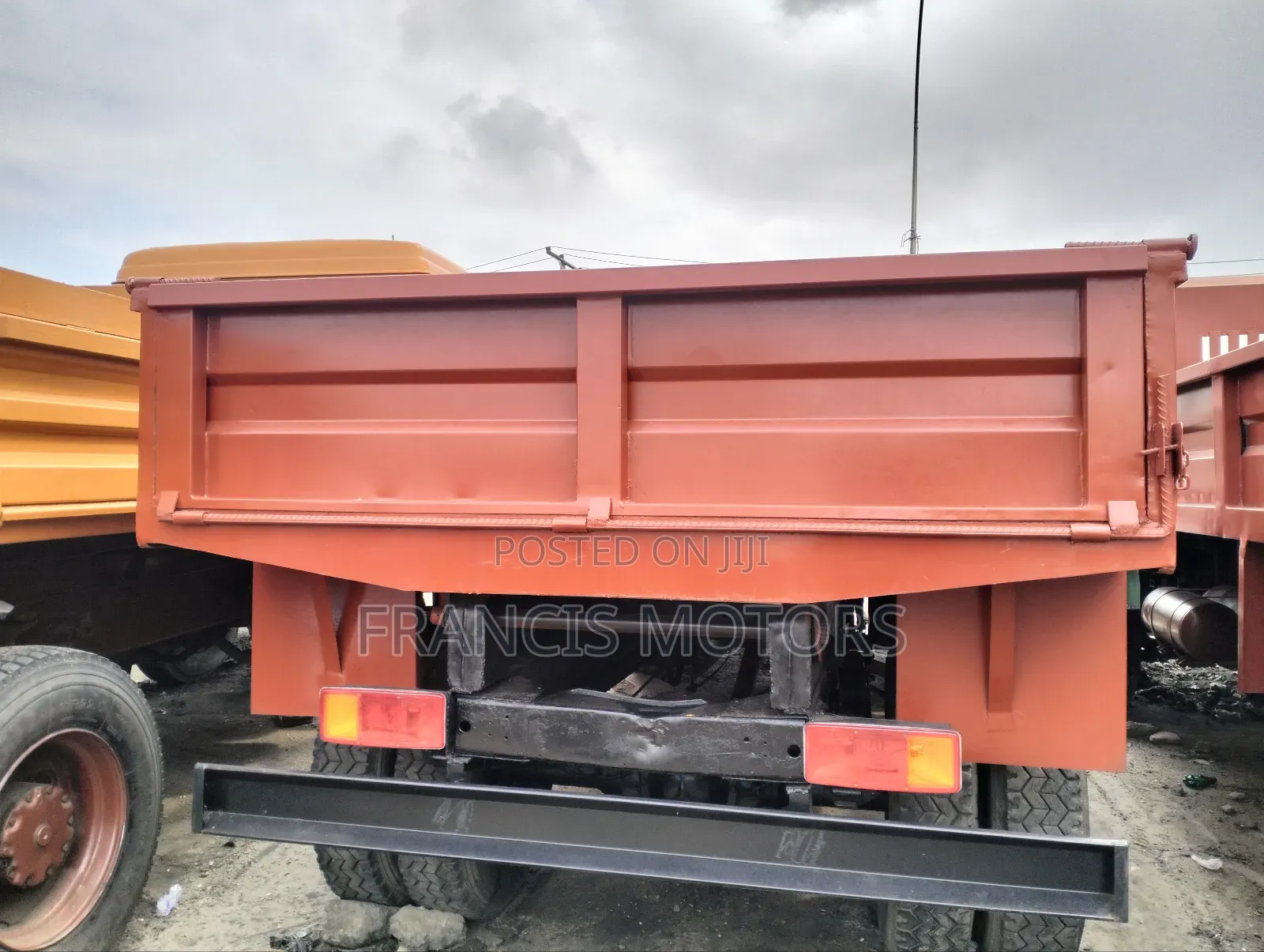 1113 Mercedes Benz Tipper