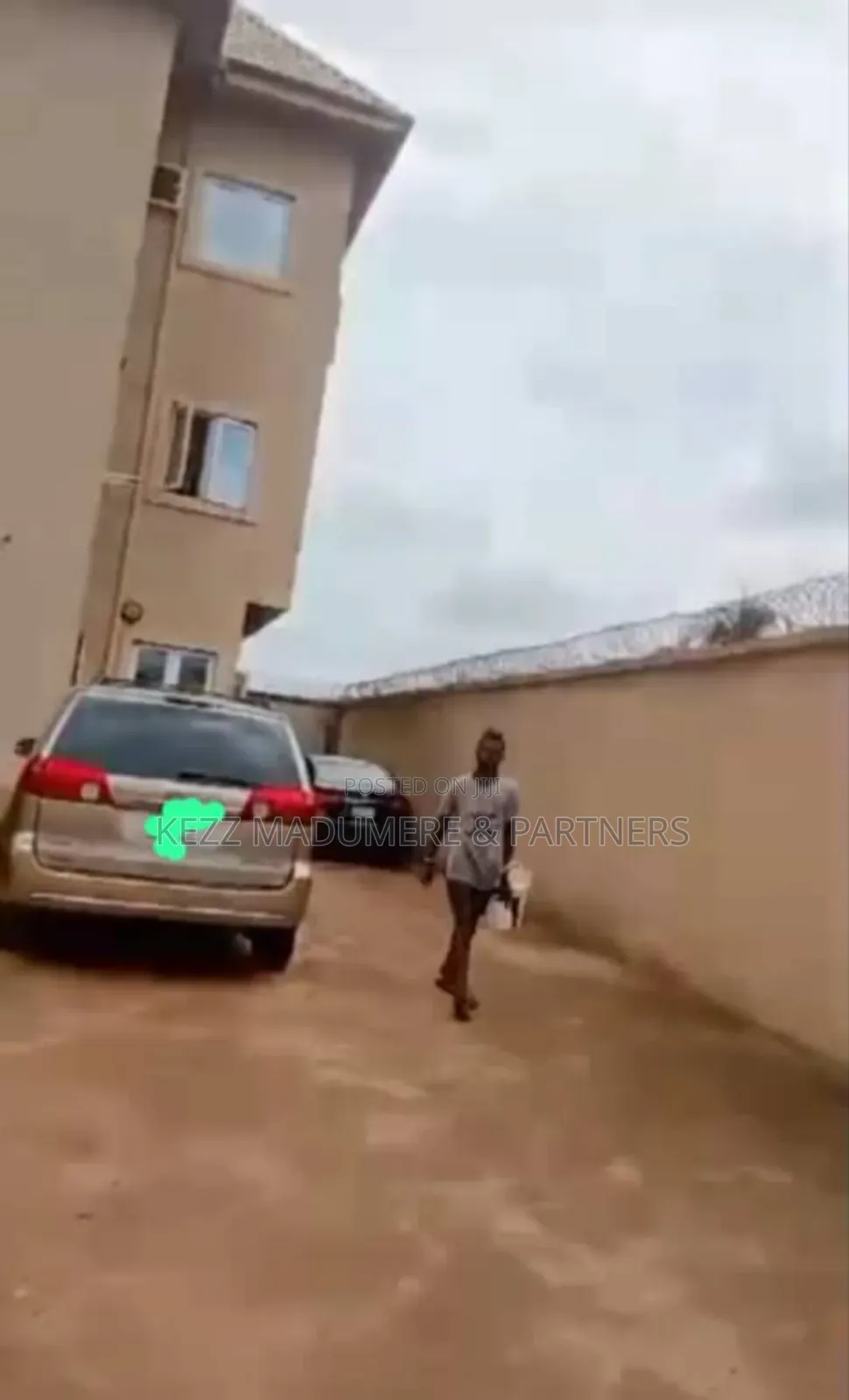 3bdrm Block of Flats in Community Estate for sale