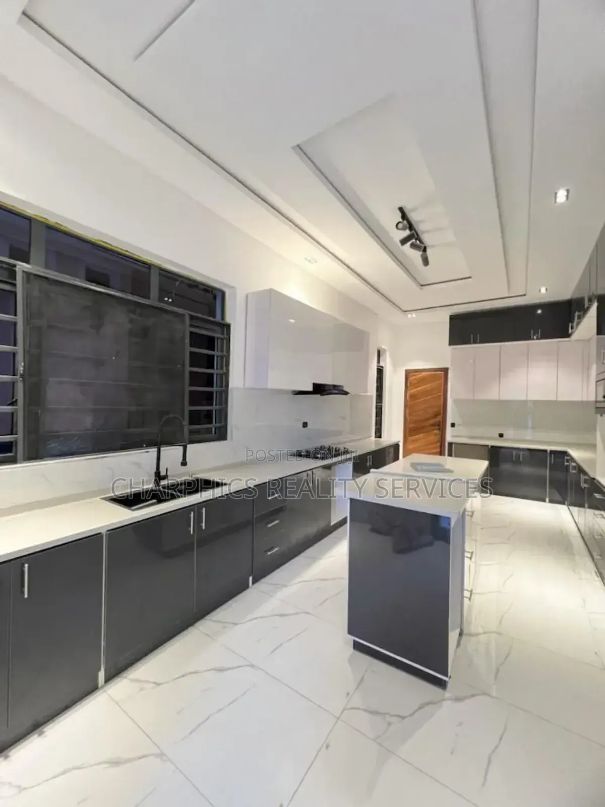 5bdrm Duplex in Lekki Phase 2 for sale