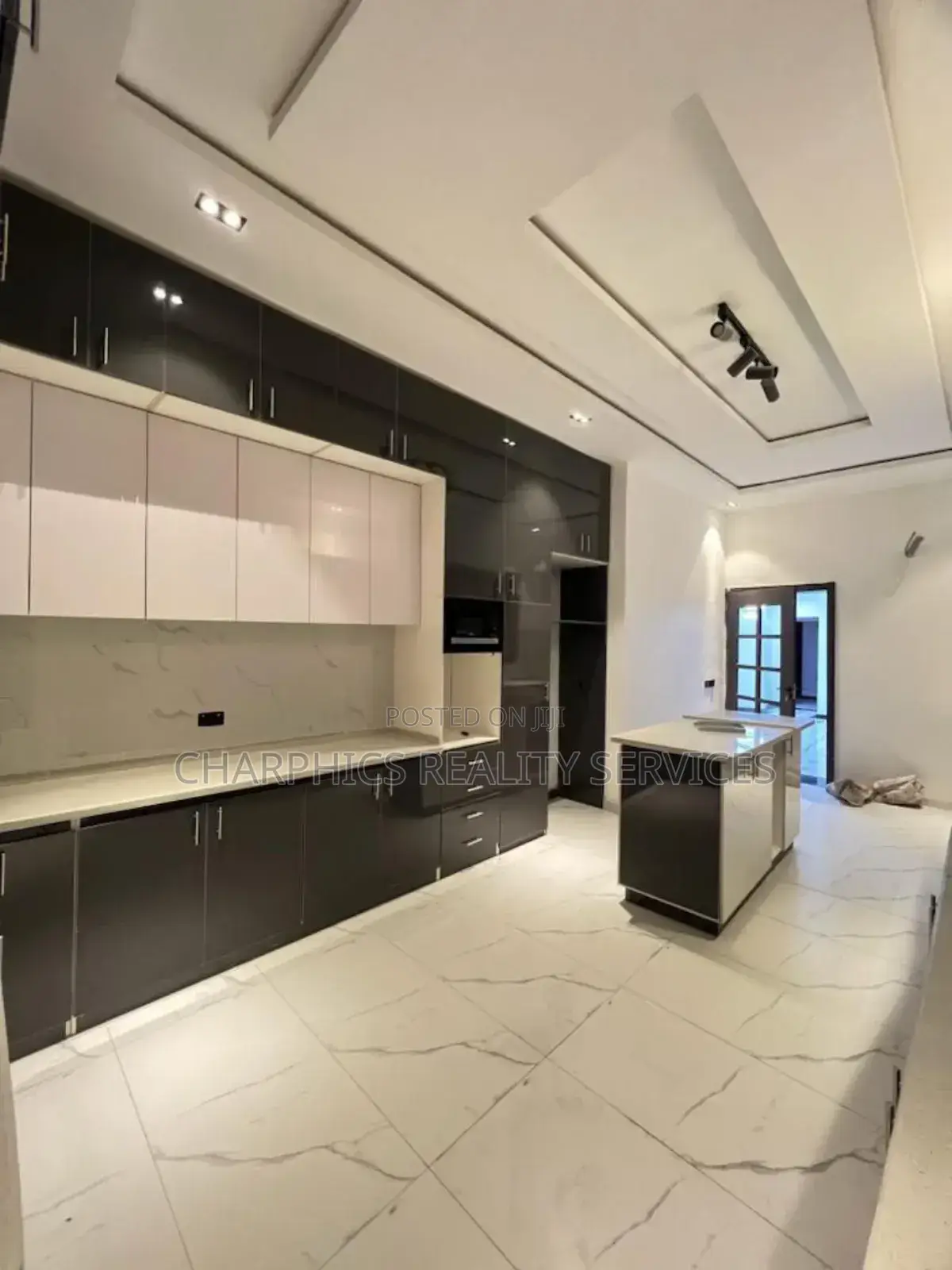 5bdrm Duplex in Lekki Phase 2 for sale