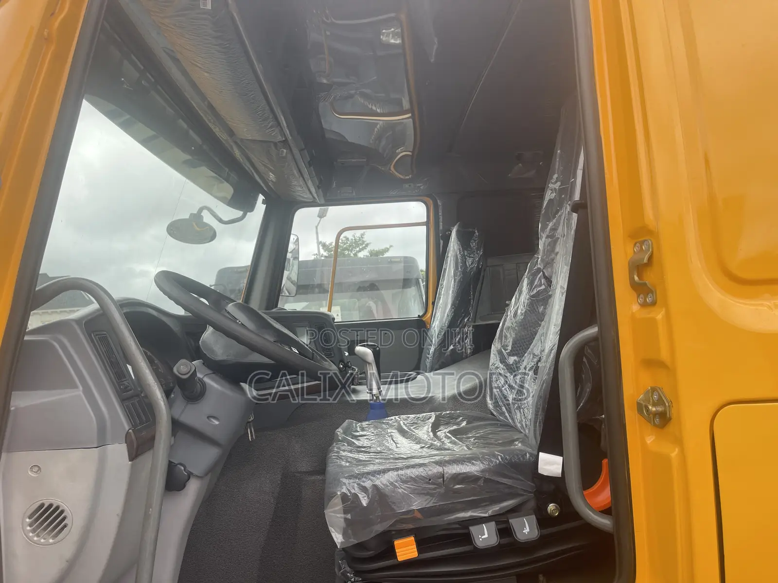 Foreign Used Howo CNHTC Tractor Head Truck 371hp.
