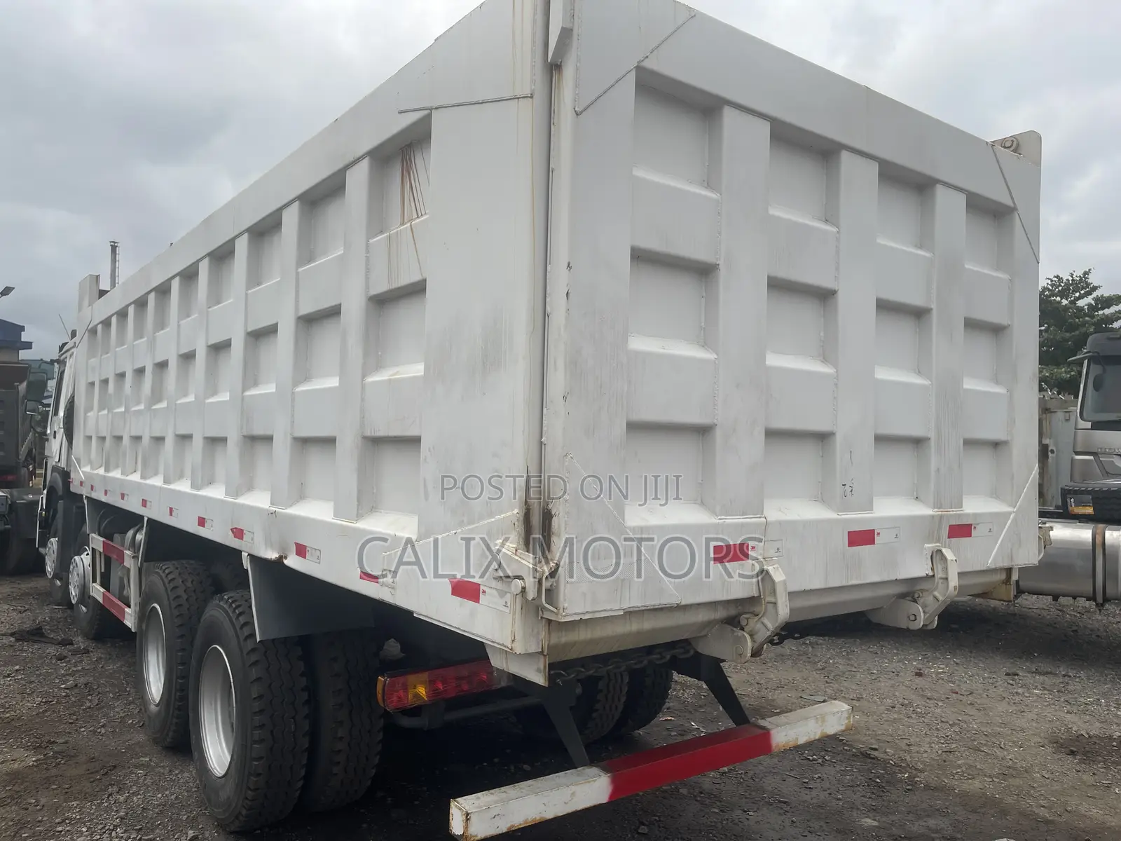 Foreign Used Howo Truck Tipper 12 Tyres.