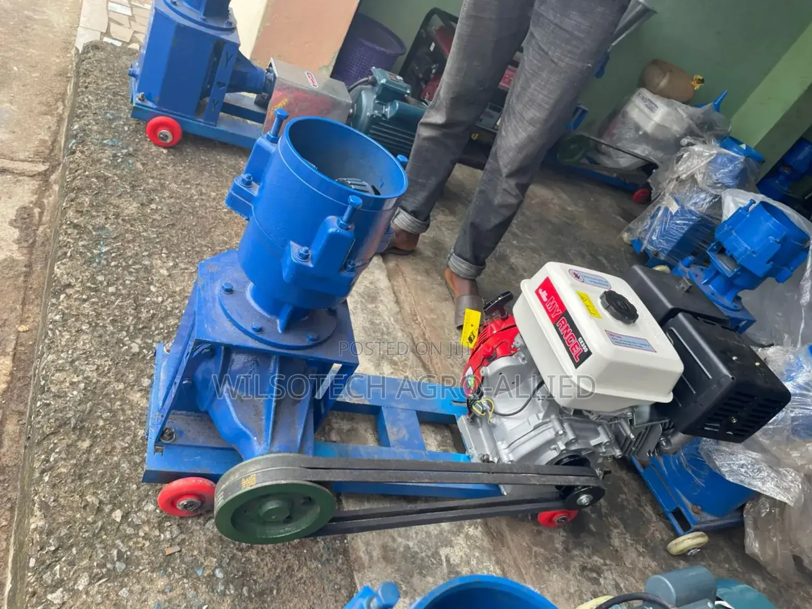 Latest 4 Roller Gasoline Powered Pelletizer 4 All Livestocks