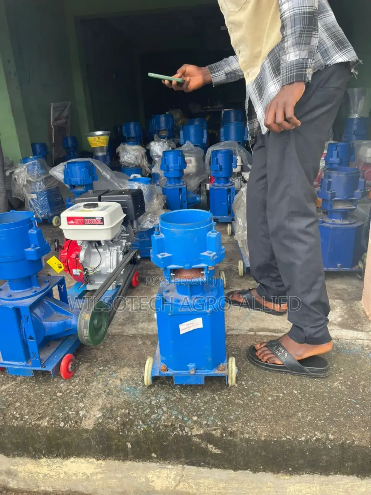 Latest 4 Roller Gasoline Powered Pelletizer 4 All Livestocks