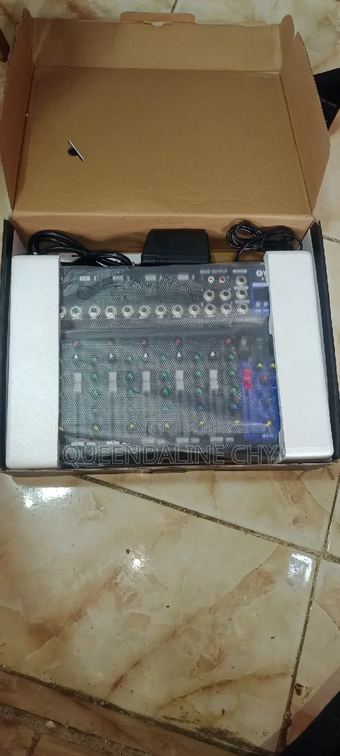 Yamaha 7 Channel Mixer