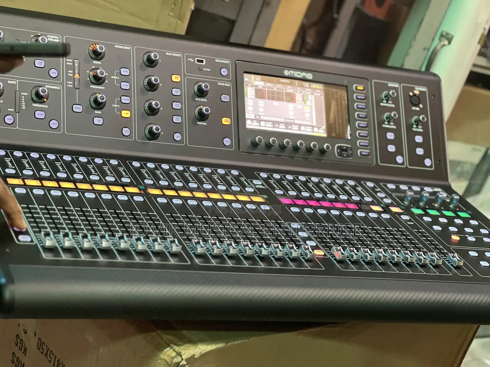 Digital Console for Live and Studio With 40 Input Channels32