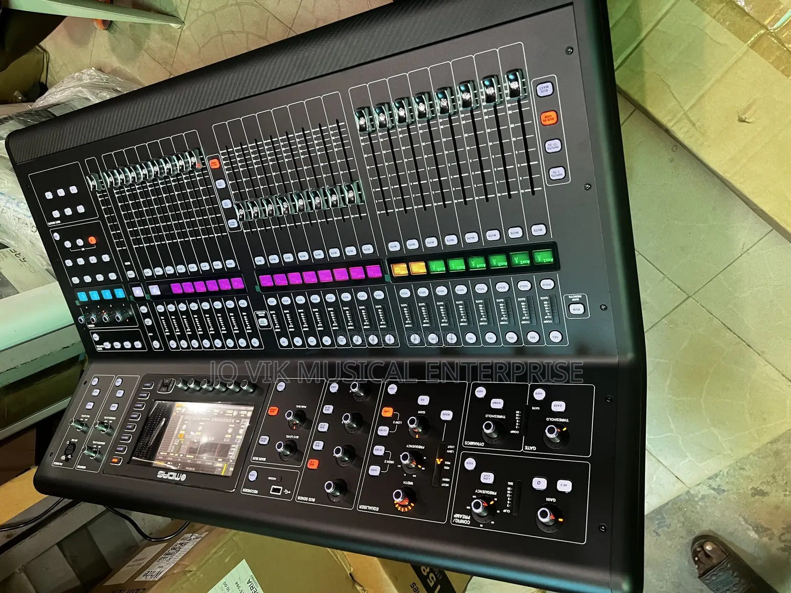 Digital Console for Live and Studio With 40 Input Channels32