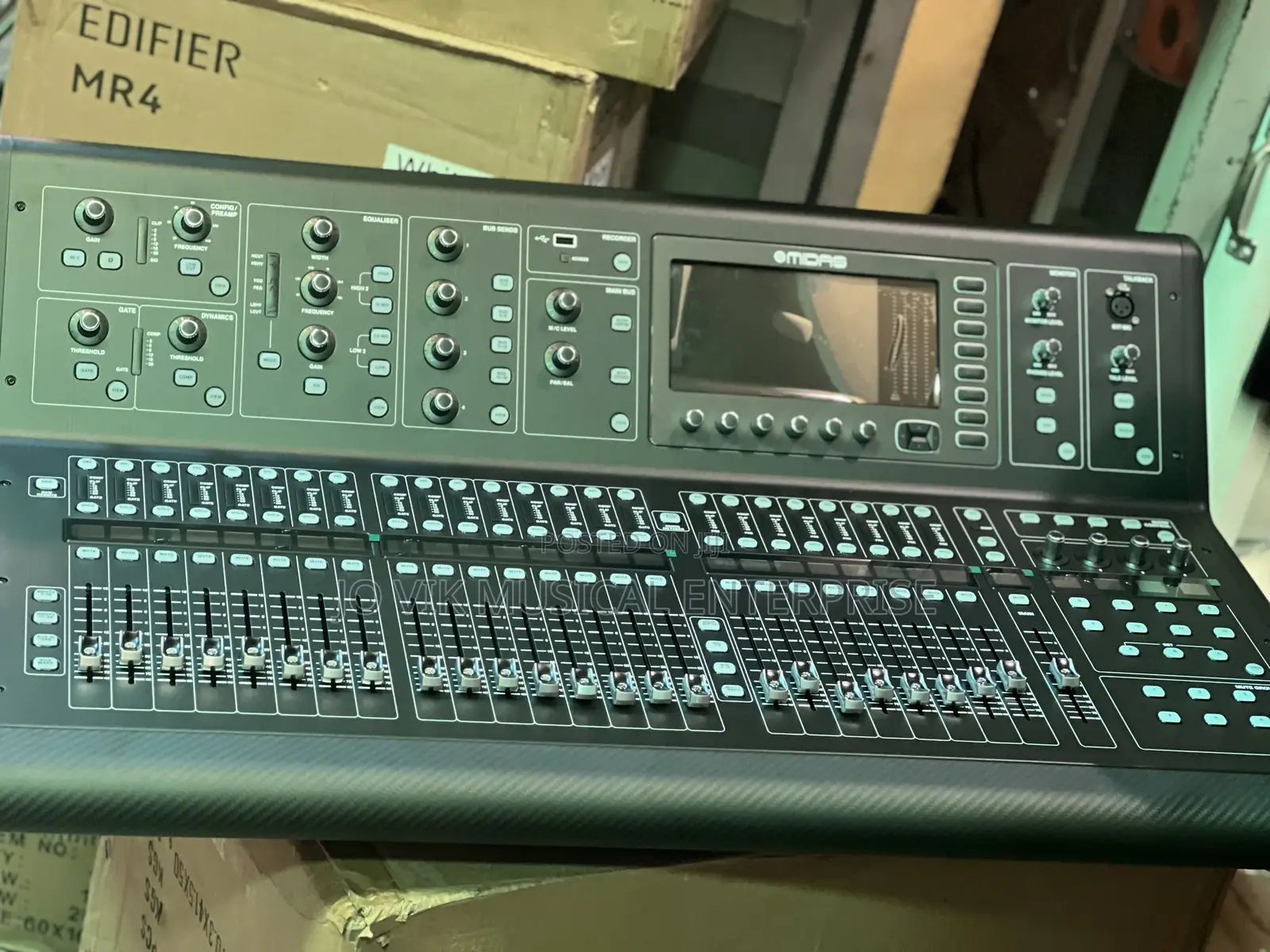 Digital Console for Live and Studio With 40 Input Channels32
