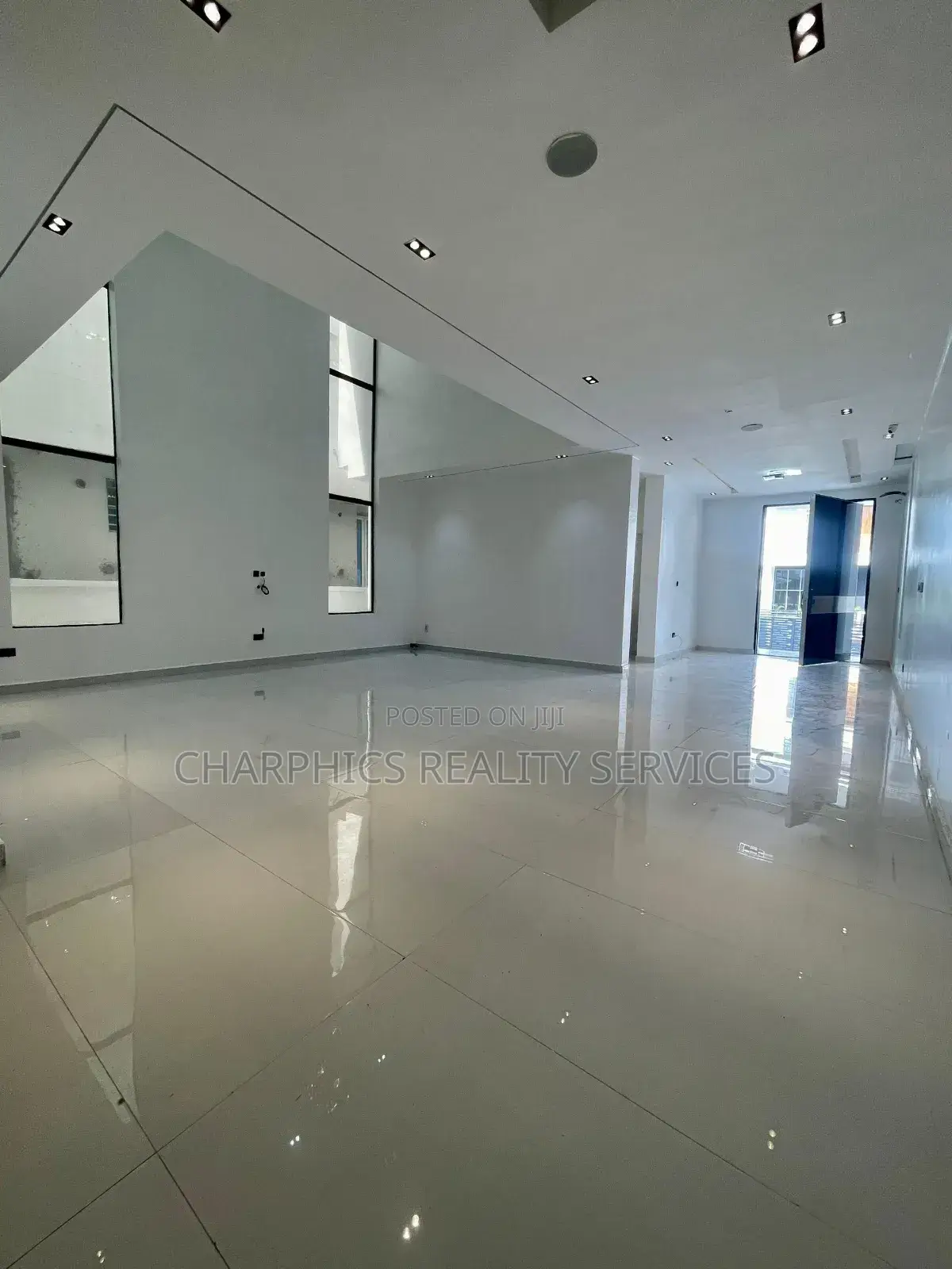 5bdrm Duplex in Ikota for sale
