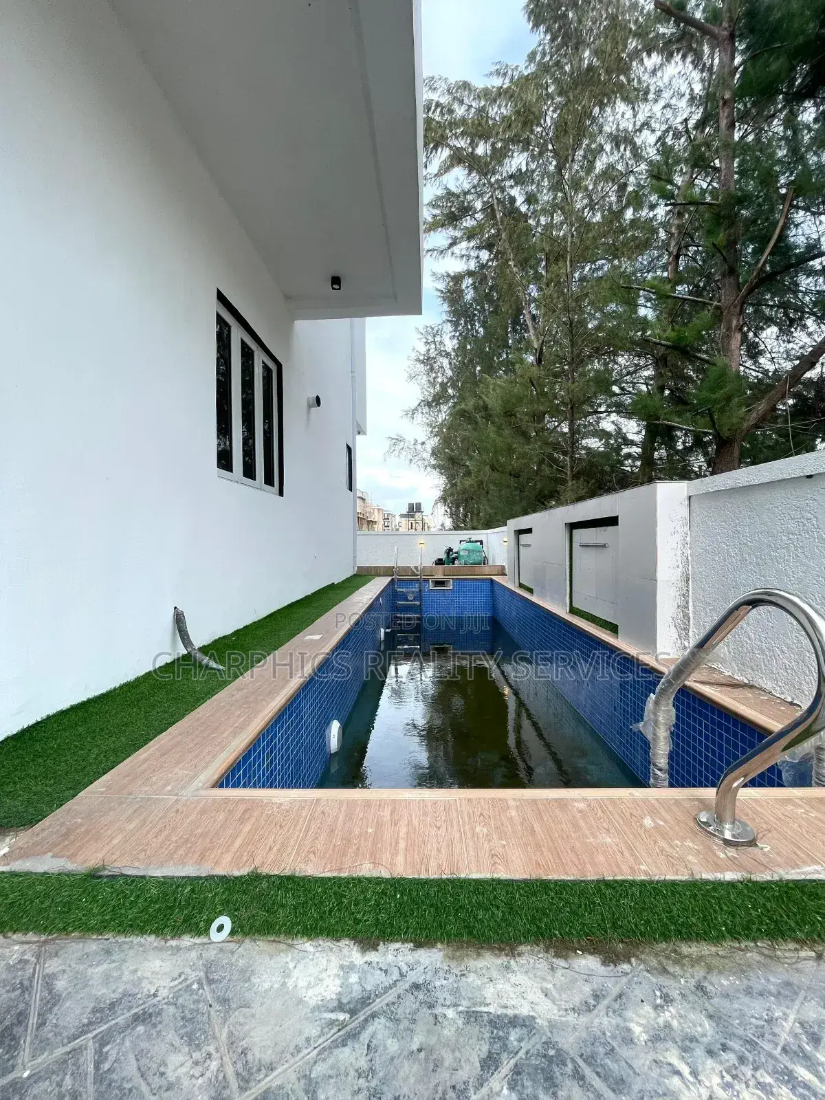 5bdrm Duplex in Ikota for sale
