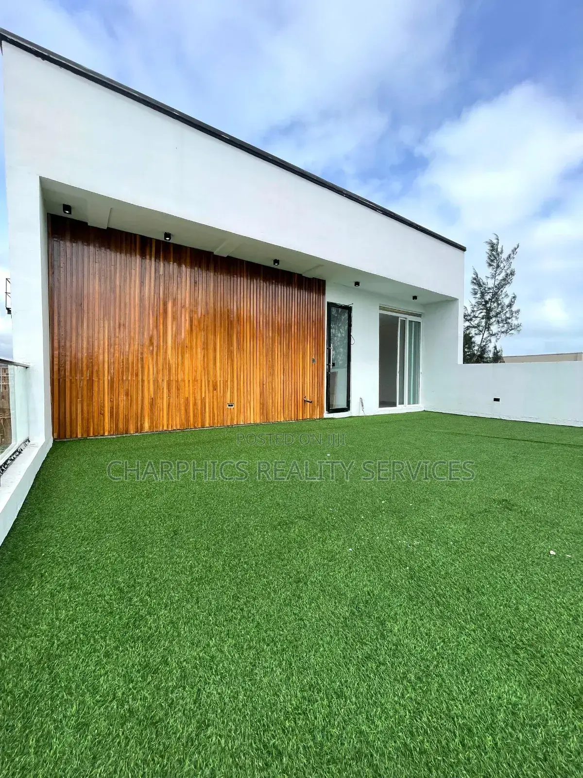 5bdrm Duplex in Ikota for sale